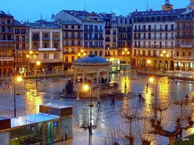 plaza-castillo-pamplona-guia-gay
