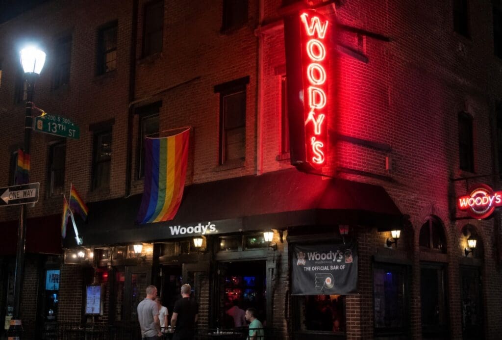 exterior photo of Woody’s on 13th Street at night