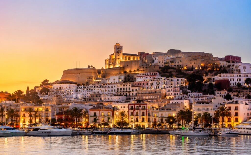 na foto de alta calidad de Dalt Vila al atardecer, vista desde La Marina o el puerto