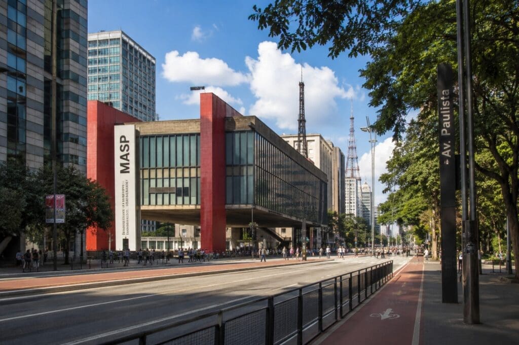 Avenida Paulista com o MASP ao fundo e pessoas caminhando à distância