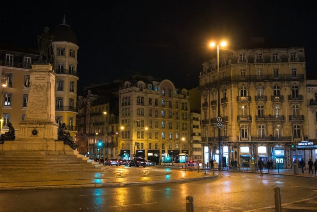 Largo do Rato à noite, com iluminação urbana e movimento discreto