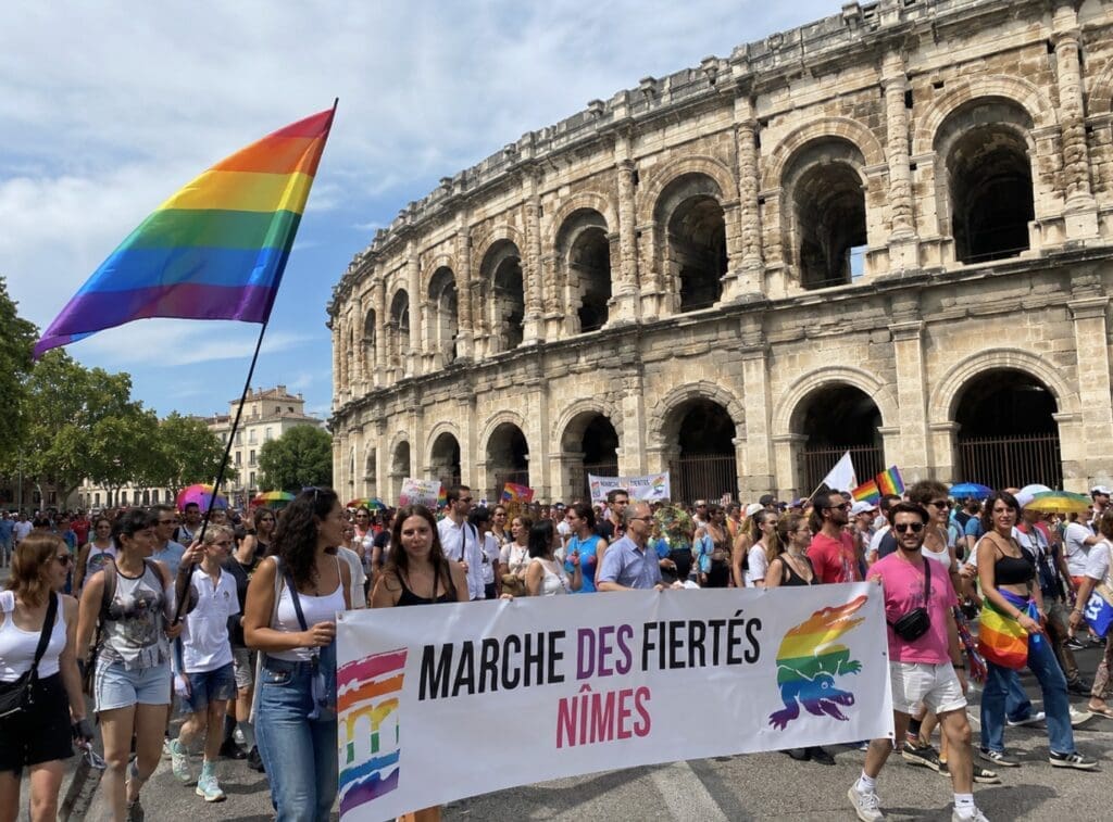 Marche des Fiertés devant les Arènes (Nîmes)