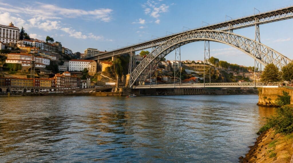 Ponte Luís I ao fim da tarde, com o Douro, a Ribeira e Vila Nova de Gaia ao fundo