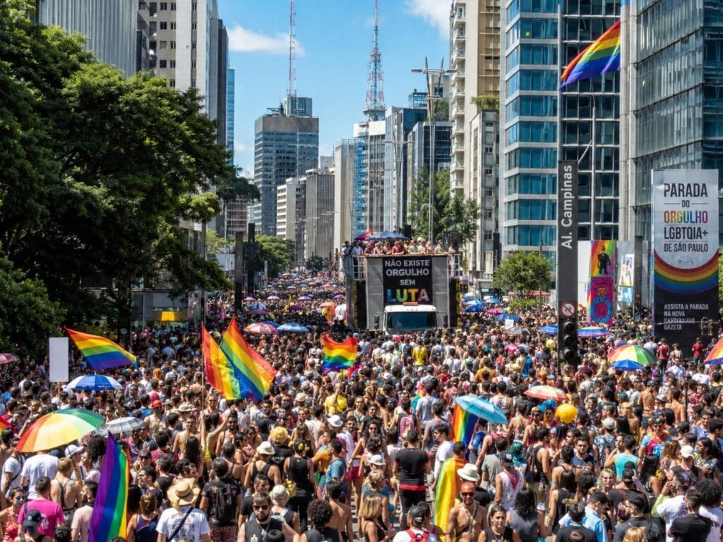das cores do arco-íris ocupando a Avenida Paulista durante a Parada (sao paulo)