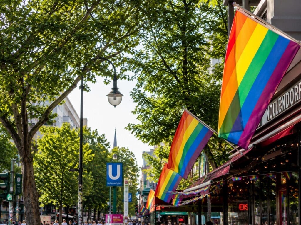 drapeaux arc-en-ciel près de Nollendorfplatz (berlin)