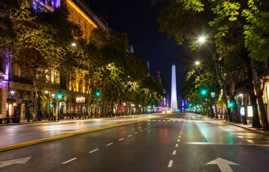 fotografía de una avenida porteña iluminada de noche