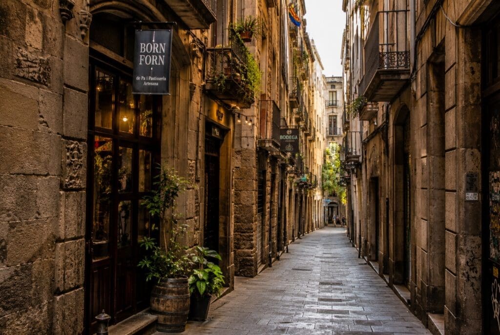 fotografía de una calle estrecha del centro de Barcelona cerca del Gòtic