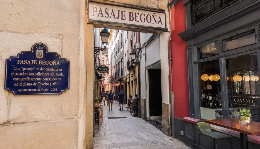 fotografía del Pasaje Begoña con placa histórica o calle peatonal