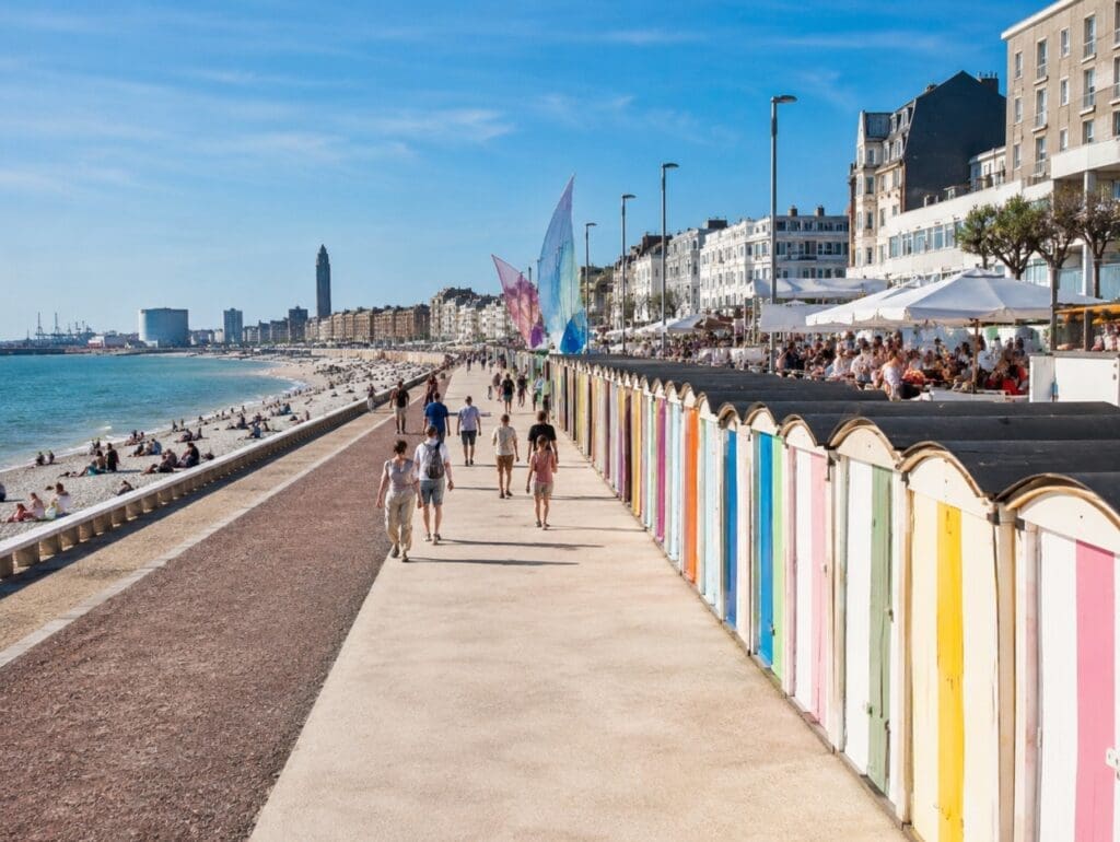 photographie de la promenade de la plage avec ses cabanes, terrasses et œuvres estivales (le havre)