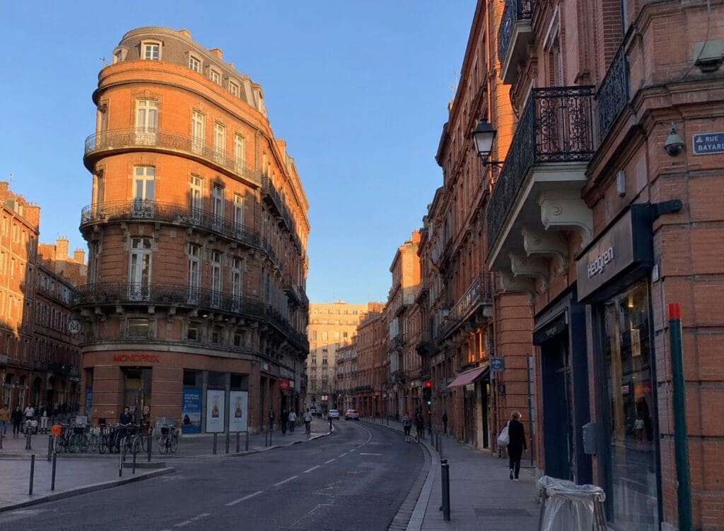 photographie de la rue de Bayard, avec briques toulousaines et lumière de fin d’après-midi