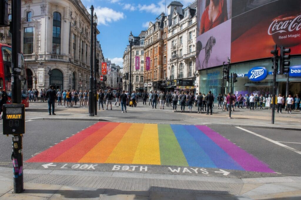 photographie du passage piéton arc-en-ciel près de Piccadilly Circus, avec Soho en arrière-plan