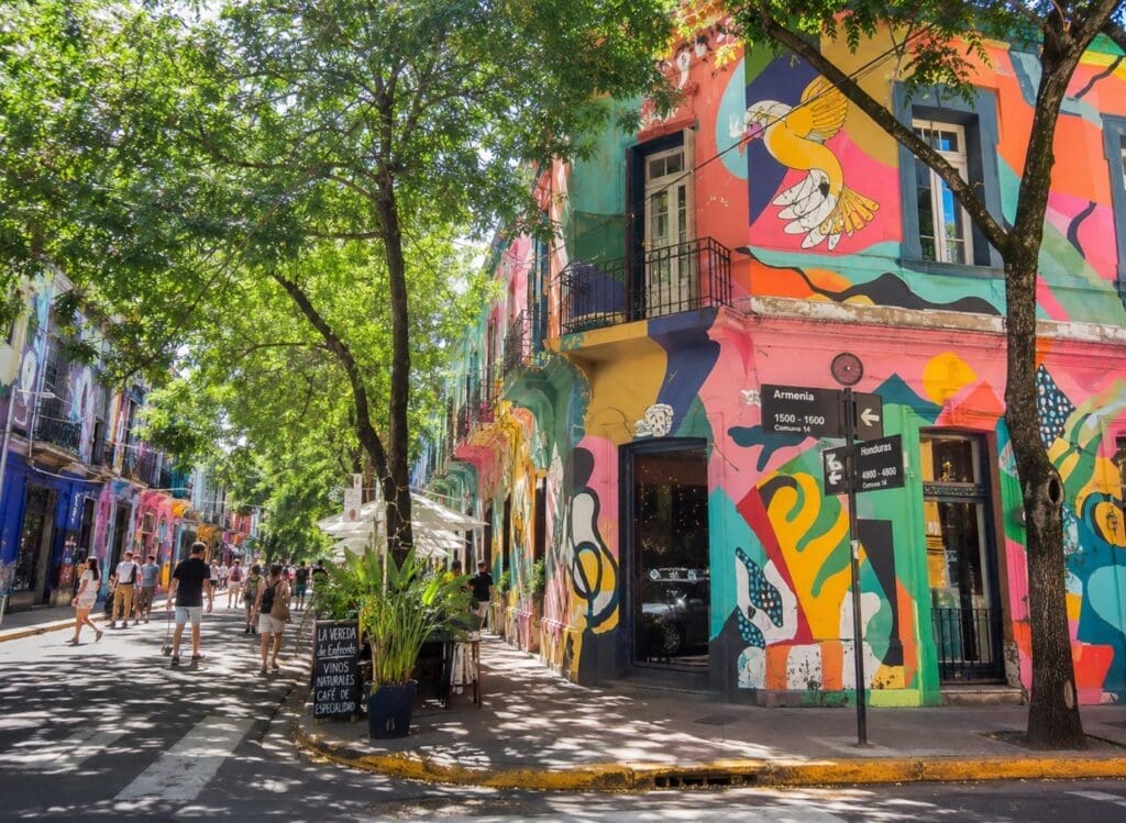 una fotografía colorida del arte urbano en Palermo Soho