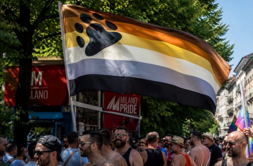 una fotografia della bandiera bear durante un Pride o un evento comunitario italiano