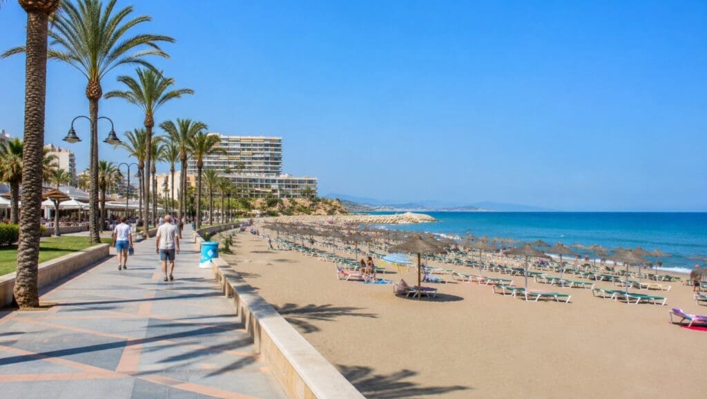 una fotografía panorámica y luminosa de la playa del Bajondillo (Torremolinos)