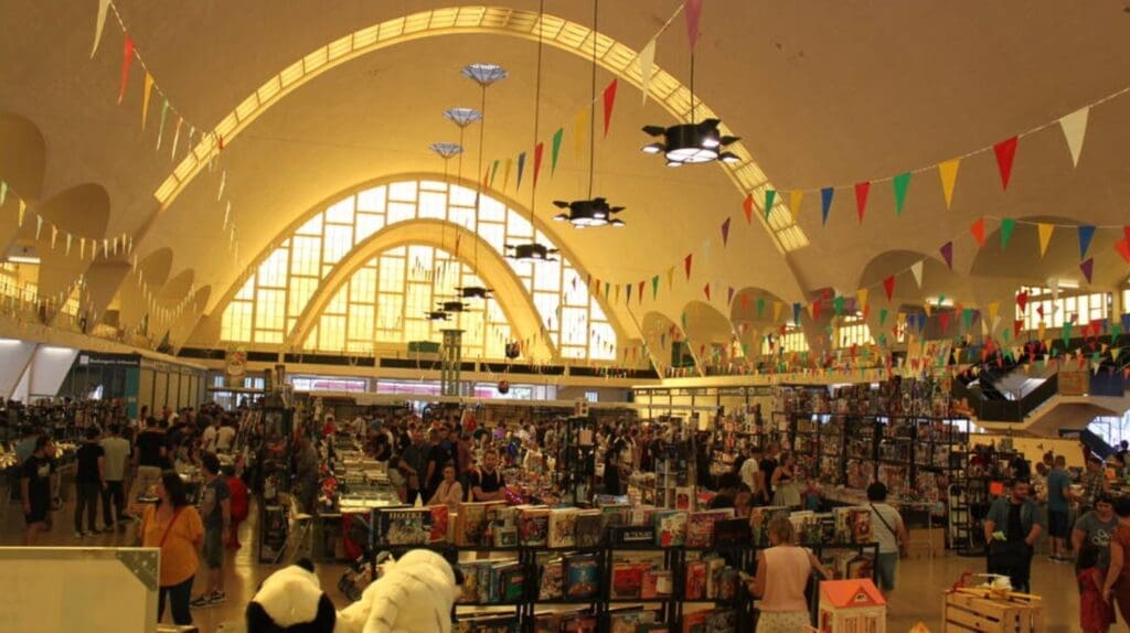 une photo originale des étals et de l’architecture intérieure des Halles du Boulingrin