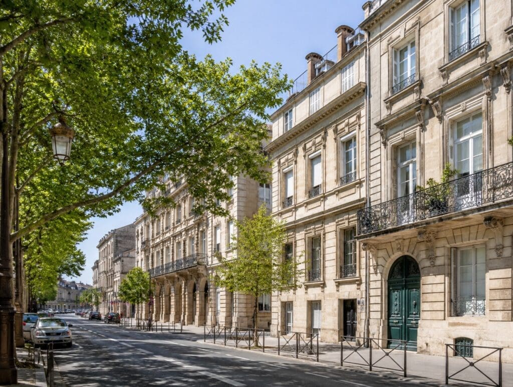 une photographie et lumineuse de la façade ou de la rue autour du cours Anatole France, sans montrer de clients reconnaissables (bordeaux)