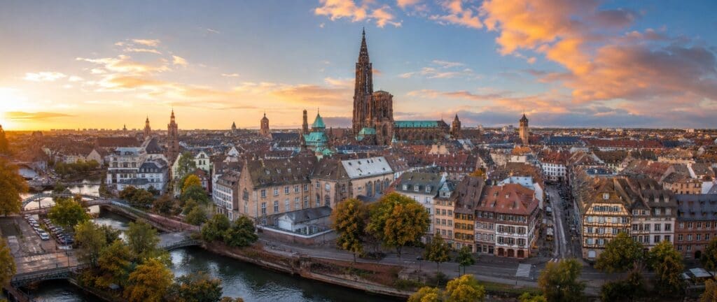 une photographie panoramique de Strasbourg montrant la cathédrale, les quais de l’Ill et les toits de la Grande Île